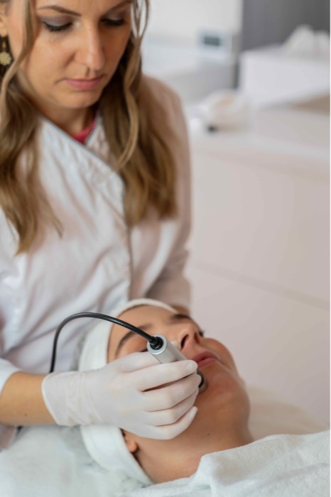 Anti-Age Behandlung mit Wirkstoff-Ampulle im Gesicht