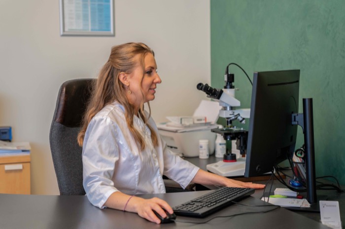 Dunkelfelddiagnostik unter dem Mikroskop in der Heilpraxis