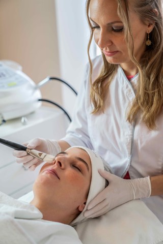 Fruchtsäure-Peeling Anwendung an der Wange