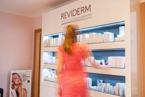 REVIDERM Produktwand im Institut