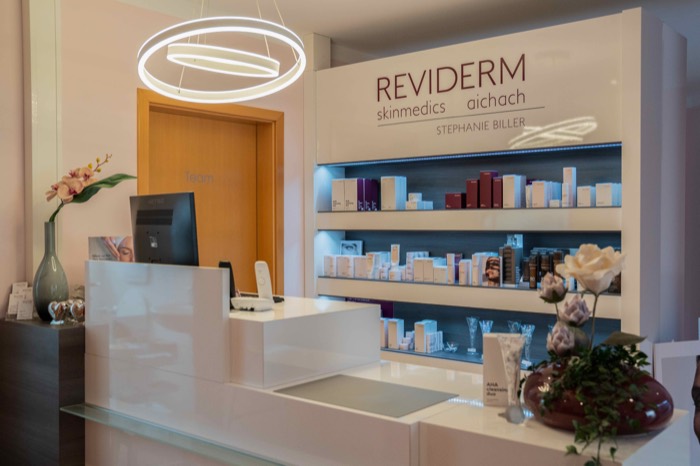 Stephanie Biller am Empfang des REVIDERM skinmedics Instituts in Aichach