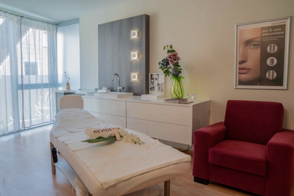Behandlungsraum mit Loungesessel und natürlichem Licht